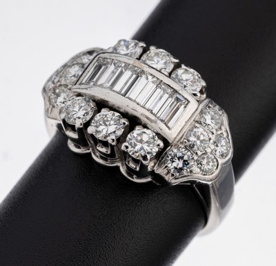 18 kt Gold Diamant-Ring, WG 750/000, 6 Diamantbaguettes und 16 Brillanten zus. ca. 2.0 ct feines Weiß-Weiß/vs-si, RW 52, ca. 6.6 g
