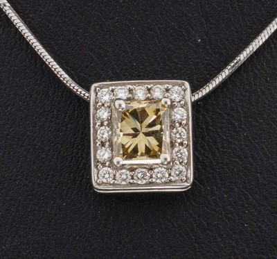 18 kt Gold Diamant-Anhänger, WG 750/000, quadratisch, mittig Princess Cut Diamant ca. 1.0 ct Fancy Brown/si, umgeben von 16 Brillanten zus. ca. ...