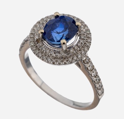 18 kt Gold Saphir-Brillant-Ring, WG 750/000, mittig erhaben gefasster rundfacett. Saphir ca. 2.0 ct, schöne Farbe, Brillanten zus. ca. 0.53 ct ...
