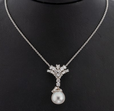 18 kt Gold Diamant-Perl-Anhänger, WG 750/000, 9 Brillanten und 10 Diamanttrapeze zus. ca. 2.50 ct feines Weiß/vs-si, bewegl. abgehangene barocke ...