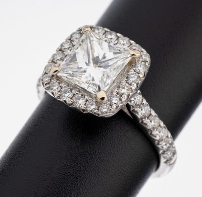 18 kt Gold Diamant-Ring, WG 750/000, mittigPrincess Cut Diamant 2.02 ct feines Weiß+(F)/si2, 32 Brillanten zus. ca. 0.74 ct (grav.) feines ...