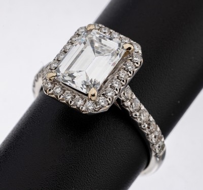 18 kt Gold Diamant-Ring, WG 750/000, mittigDiamant im Emerald Cut 2.23 ct hochfeines Weiß(E)/vs1, 34 Brillanten zus. ca. 0.69 ct (grav.) feines ...