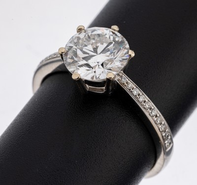 18 kt Gold Brillant-Ring, WG 750/000, mittig Brillant 2.02 ct hochfeines Weiß(E)/vs1, Ringschultern mit Brillanten zus.ca. 0.13 ct (grav.) feines ...