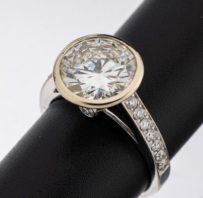 18 kt Gold Brillant-Ring, WG 750/000, mittig Brillant in Zargenfassung 3.04 ct Weiß(H)/vs1, 16 Brillanten zus. ca. 0.42 ct (grav.) feines ...