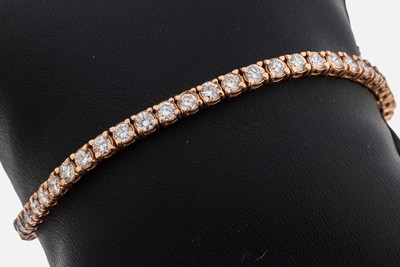 14 kt Gold Brillant-Linienarmband, RG 585/000, 48 Brillanten zus. ca. 6.0 ct feines Weiß-l.get.Weiß/vs-si, L. ca. 18 cm, Kastenschloss mit 2 ...