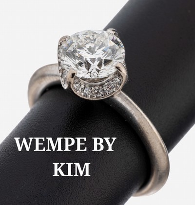 18 kt Gold WEMPE BY KIM Brillant-Ring, WG 750/000, mittig Brillant ca. 1.50 ct Weiß/si, 20 Brillanten zus. ca. 0.30 ct feines Weiß- Weiß/vs-si, ...