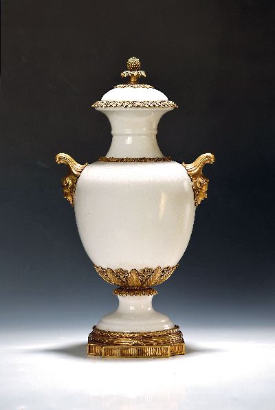 Prunkvase mit Deckel, United Wilson Porcelain Company, Hong Kong, 20.Jh., Keramik, cremefarbener Krakele-Fond, Bronzemonturen, Dekor mit Maskeronen, ...
