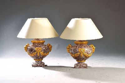 Paar Widderkopflampen aus Keramik, wohl Frankreich, 20.Jh., Keramik, rot-weißer Fond in Marmoroptik, Dekor aus Widderköpfen zwischen Festons, H. 70 ...