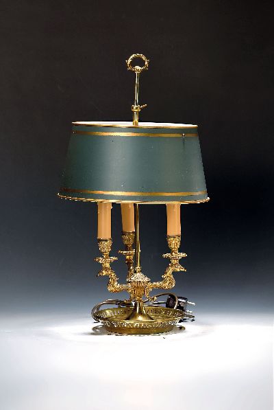 Bouillotte-Lampe, 20.Jh., Messingkorpus, dreiflammig, Arme in Form von Vogelköpfen, Metallschirm, H. 57 cm, Elektrifizierung ungeprüft