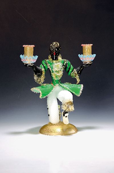 Figürlicher Kerzenleuchter, Murano, 1970/80er , Glas, unterschiedlich gefärbt und partiell mit Blattgoldeinschmelzungen, zweiflammig, 1 Tülle ...