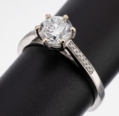 18 kt Gold Brillant-Ring, WG 750/000, mittig Brillant 1.20 ct hochfeines Weiß+(D)/vs2, Ringschultern mit Brillanten zus. ca. 0.06 ct (grav.) feines ...