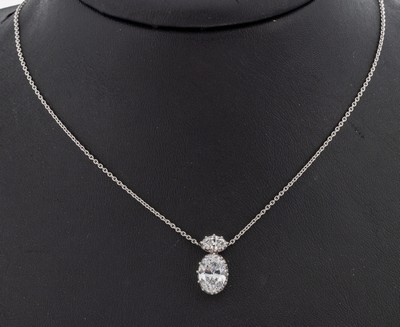 18 kt Gold Diamant-Collier, WG 750/000, Mittelteil mit einem ovalfacett. Diamant 1.70 ct hochfeines Weiß+(D)/si1, und 1 Diamant- Navette 0.30 ct ...