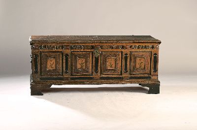 Barock Truhe, dat. 1790, norddeutsch, Front mit 4 Kissenfüllungen und intarsierten Blumen, seitlich mit Eisengriffe, auf Zargenfüßen, ca. ...