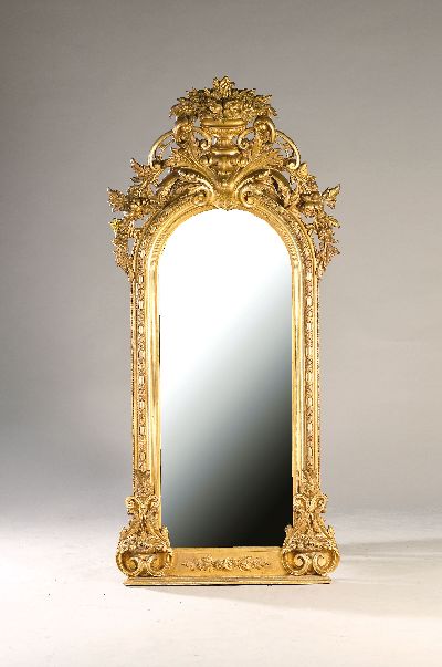 Großer Standspiegel, wohl Frankreich, um 1860, Holzstuck in gold gefaßt, Bekrönung mit aufwendigen Schnitzereien mit Blumenkorb, Akanthus und ...