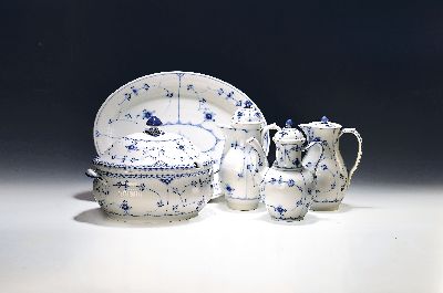 Lot aus 12 Geschirr-/Serviceteilen, Musselmalet, Royal Copenhagen, Musselmalet, drei Kaffeekannen, eine Deckelkanne, 5 Tassen und Untertassen, eine ...