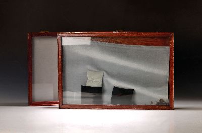 Zwei Schaukästen für Schmuck, Mitte 20.Jh., Korpus Nußbaum, verglaste Front, Innenboden mit grauem Filz belegt, ohne Schlüssel, 6x60x40 cm
