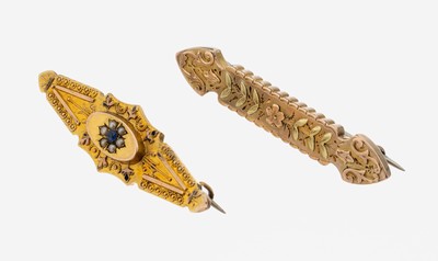 Konvolut 2 9 kt Gold Broschen, England 1892 und 1896, RG 375/000, 1 x Chester 1892, florales Dekor, L. ca. 4.3 cm, Nadel unedel, und 1 x Birmingham ...