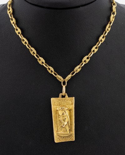 18 kt Gold Collier, GG 750/000, Mittelteil mit Darstellung Jesus Christus, Bohnenkette strukt., L. ca. 66 cm, Karabinerschließe, ca. 48.9 g