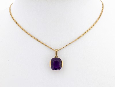 14 kt Gold Amethyst-Anhänger, GG 585/000, Amethyst im Kissenschliff, schöne Farbe, an Kette, GG 585/000, L. ca. 48 cm, Federringschließe, ca. 5.4 ...
