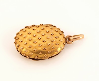18 kt Gold Medaillon-Anhänger, um 1880, GG 750/000, ovale Grundform, Deckel mit Granulation, innen eine Rahmung, ca. 5.2 g, verbeult