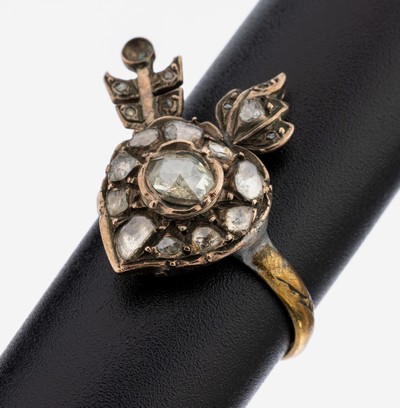 Diamant-Ring, Ringkopf um 1830, Herz bekrönt mit Flamme und Pfeil, Diamantrosen zus. ca. 0.80 ct, Ringschiene unedel und sek., unsachgemäß mit ...