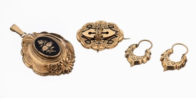 Biedermeier Konvolut, um 1840-70, Metall und Silber verg., 1 Anhänger, mehrstufiger Aufbau, mittig Onyx mit floralem Dekor, 1 Brosche, geometrisch, ...