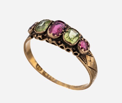 15 kt Gold Rubin-Peridot-Ring, England/Birmingham, um 1890-1900, GG 625/000, 1 Rubin im Kissenschliff und 2 rundfacett. Rubine zus. ca. 0.30 ct, 2 ...