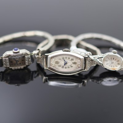3 Art-Deco Damenarmbanduhren 2x in WG 585/000 und 1x 10k Gold filled, Schweiz um 1925- 1935, Handaufzug, 2x Scharniergeh., 1x Boden aufgedr., silb. ...