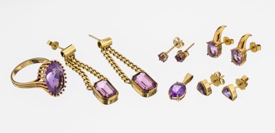 Lot Amethyst Schmuck, 4 Teile 8 kt Gold, 2 Teil 14 kt Gold, GG 333/000 und 585/000, diverser Amethystbesatz, best. aus: Ring, RW 56, 4 Paar ...