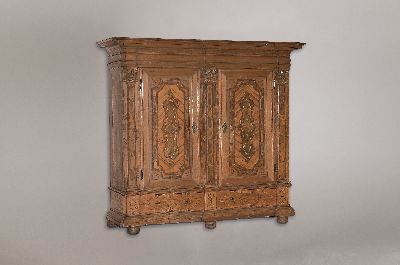 Sächsischer Barockschrank, wohl Dresden, erstes Viertel 18.Jh., Weichholz in Eiche furniert, reich intarsiert in Nußbaum, Palisander und Obstholz ...