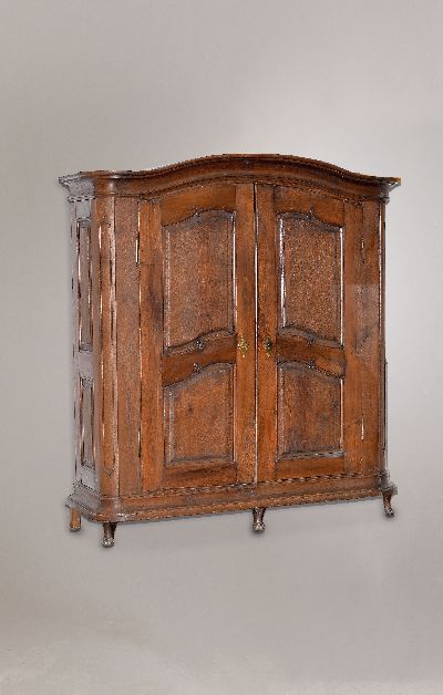 Barockschrank, Elsass, um 1760/70, Eiche massiv, zweitürig auf Rahmen gearbeitet mit Voluten, seitlich kassettiert, Giebel geschwungen, auf ...