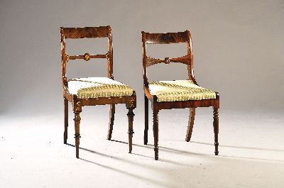5 Stühle, 19.Jh., l. unterschiedliche Form, Mahagonifurnier, Sitz gepolstert und bezogen, auf gedrechselten Beinen, aufwendige Marketerie in Ahorn, ...