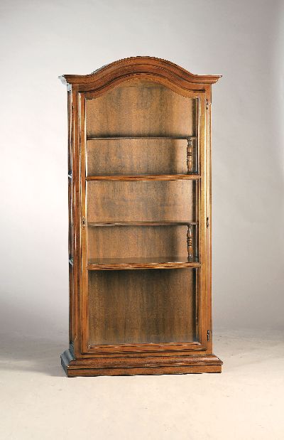 Barockstil-Vitrine, 20.Jh., Nußbaum massiv, dreiseitig verglast, stark geschwungenes Giebelmotiv, Innen mit Einlegeböden und zusätzliche ...