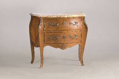 Kleine Kommode, Frankreich, um 1900, Rosenholzfurnier, 2 Schubladen, Marmorplatte, mit Messingapplikationen, auf leicht geschwungenen Beinen, ...