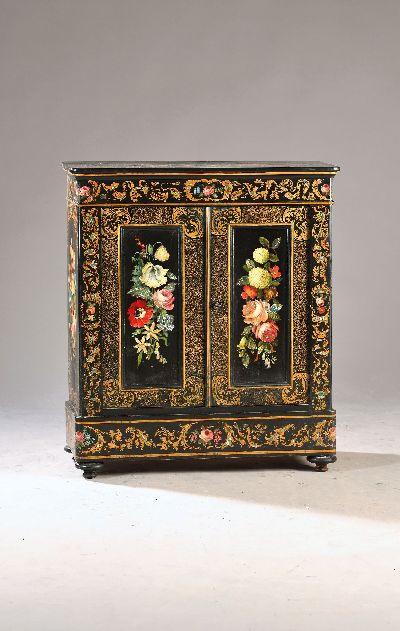 Schränkchen, Frankreich, um 1900, zweitürig, schwarz lackiertes Holz reich bemalt mit goldenen Rocaillen und bunten Blumen Obere Fläche mit ...