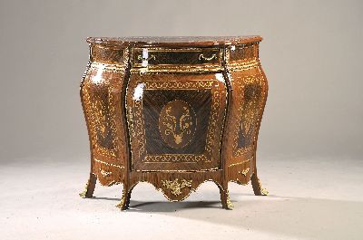 Beistellschrank, Frankreich, Mitte 20. Jh., Rosenholzfurnier floral intarsiert, Metallapplikationen, eintürig und eine Schublade, l. bombierte ...