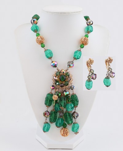 Modeschmuckcollier mit passenden Ohrclips, wohl Miriam Haskell, USA 1950/60er Jahre, smaragdgrüne Glasperlen, florales Mittelstück mit mehreren ...