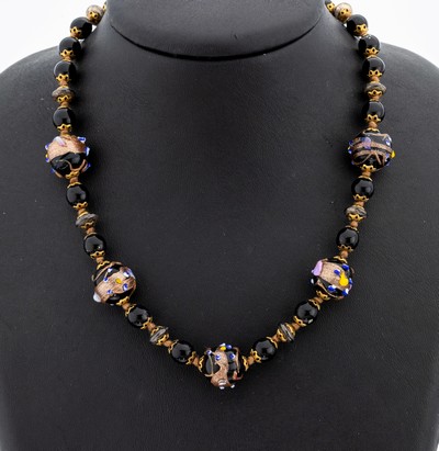 Murano Glaskugelkette, 1930er Jahre, schwarze Glaskugeln Durchm. ca. 7.8 mm, 3 zentrale Glaskugeln mit floralen Einschmelzungen und bunten ...
