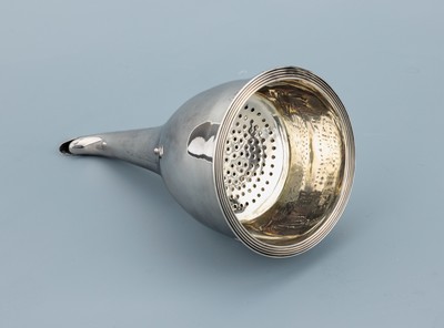 Weinseiher, England/London, 1806, 925er Silber, schlichter kelchförmiger Korpus mit langem geschwungenem Ausguss, herausnehmbares Sieb, L. ca. 15 ...
