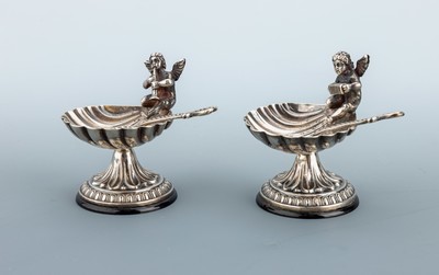 Set 2 Salzgefäße, Spanien, nach 1934, 915erSilber, Muschelform, auf reliefiertem Fuß, mitjew. mit Putto, 1 x Flötenspieler 1 x Akkordeonspieler, ...