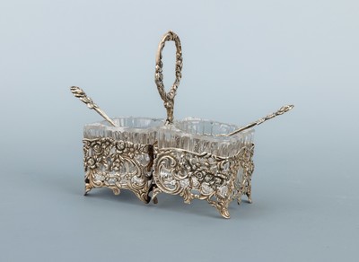 Gewürzständer, Hanau um 1900, Silber gepr.,durchbrochen gearbeitet mit Rocaillen, Blüten und Blättern, orig. Glaseinsätze, dazu 2 Löffel 835er ...