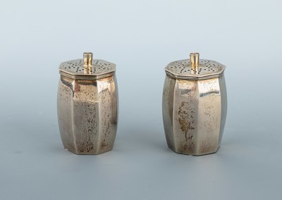 Set 2 Gewürzstreuer, England/Sheffield, 1911, 925er Silber, leicht bauchig, oktogonale Grundform, Deckel mit sternf. angeordneten Löchern, H. ca. ...