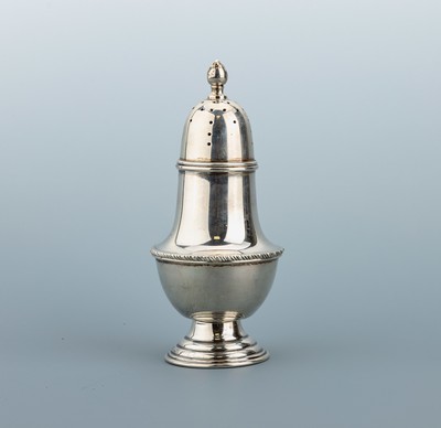 Zuckerstreuer, Mexiko, 1950er-60er Jahre, 925er Silber, balusterf., runder mehrfach getreppter Standfuß, umlaufender Zierrand, H. ca. 18 cm, ca. ...
