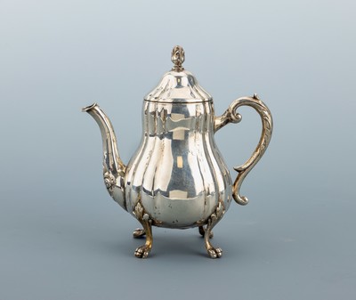 Mokkakanne, deutsch, Hanau, um 1910-20, 800er Silber, balusterförmige Grundform, vertikale Godronierung, geschweifter Henkel mit Akanthusblatt, auf ...