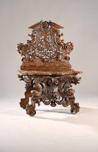 Großer Sgabello/Brettstuhl, Italien, um 1860 , Nußbaum massiv, dekorative Schnitzereien, Stuhlrücken mit Puttos, Füllhörner und Rocaillen, ...