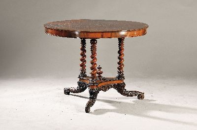 Runder Salontisch, wohl Mainz, um 1825, Mahagonifurnier, dreibeiniger Fuß auf Gestell, aufwendig gedrechselt, feine Schnitzereien in Zarge und ...