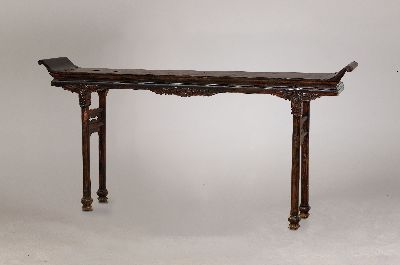 Konsolentisch, China, um 1900, Hartholz massiv, Reliefschnitzereien, Deckseite geschwärzt, ca. 220x108x35 cm, EZ 2-3