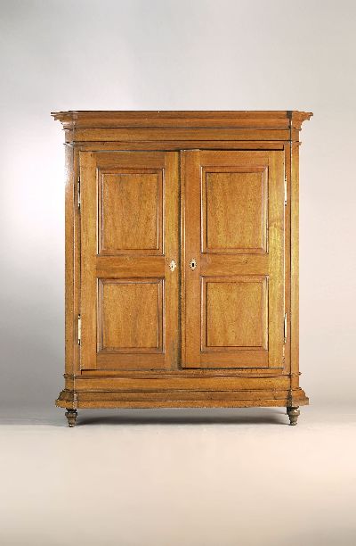 Louis-Seize Schrank, Pfalz, um 1800/10, Nußbaum massiv, Türen und Seiten kassettiert, Lisenen abgeschrägt, Versprossungen im Gesims und Sockel, ...