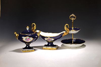 3 Tafelobjekte, z.T. Scharffeuer Kobalt, Kaiser und Lindner, 20. Jh., Porzellan, kobaltblauer Fond, Goldstaffage, Blumendekor, Deckelvase H. 21 cm, ...