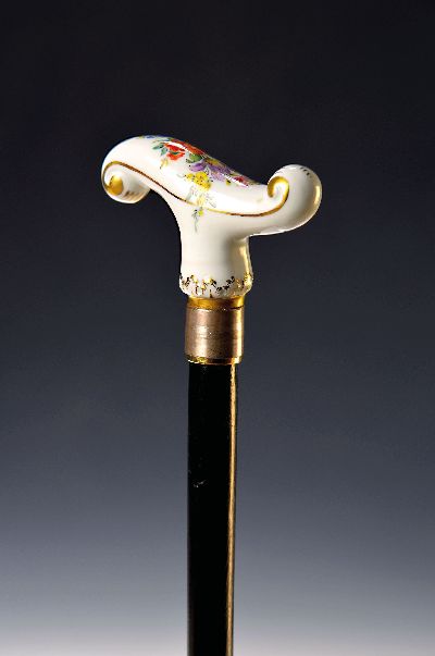 Flanierstock, Potschappel Dresden, um 1900, Griff Porzellan mit Goldstaffage und feiner bunter Blumenmalerei, L. ca. 82cm